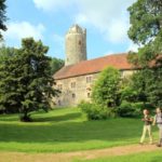 Zwei Wanderer an der Bischofsresidenz Burg Ziesar