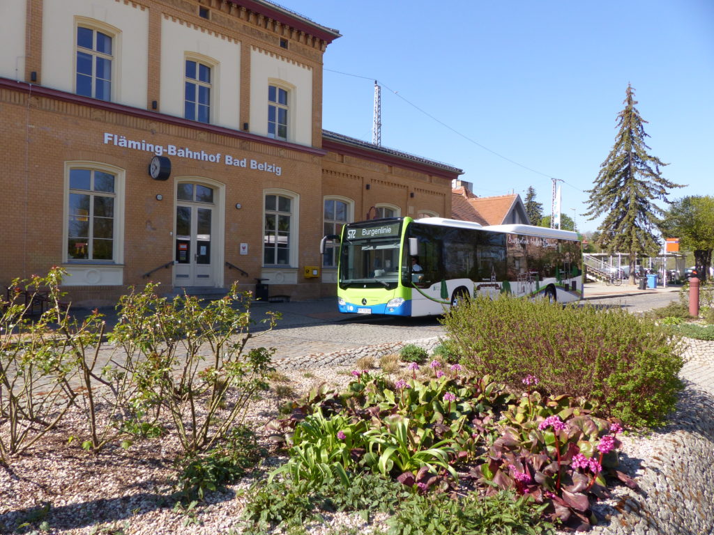 Der Burgenbus vor dem Flämingbahnhof Bad Belzig, Quelle: regiobus PM