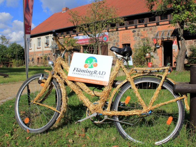 ein dekoriertes Fahrrad vor dem Naturparkzentrum weist auf den Fahrradverleih FlämingRAD in Raben hin