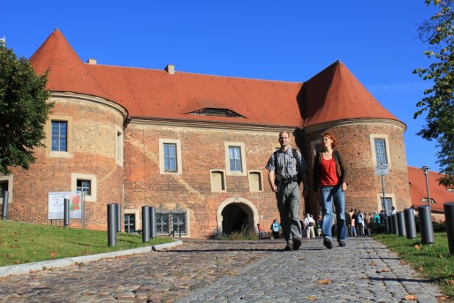Zwei Wanderer vor der Burg Eisenhardt in Bad Belzig