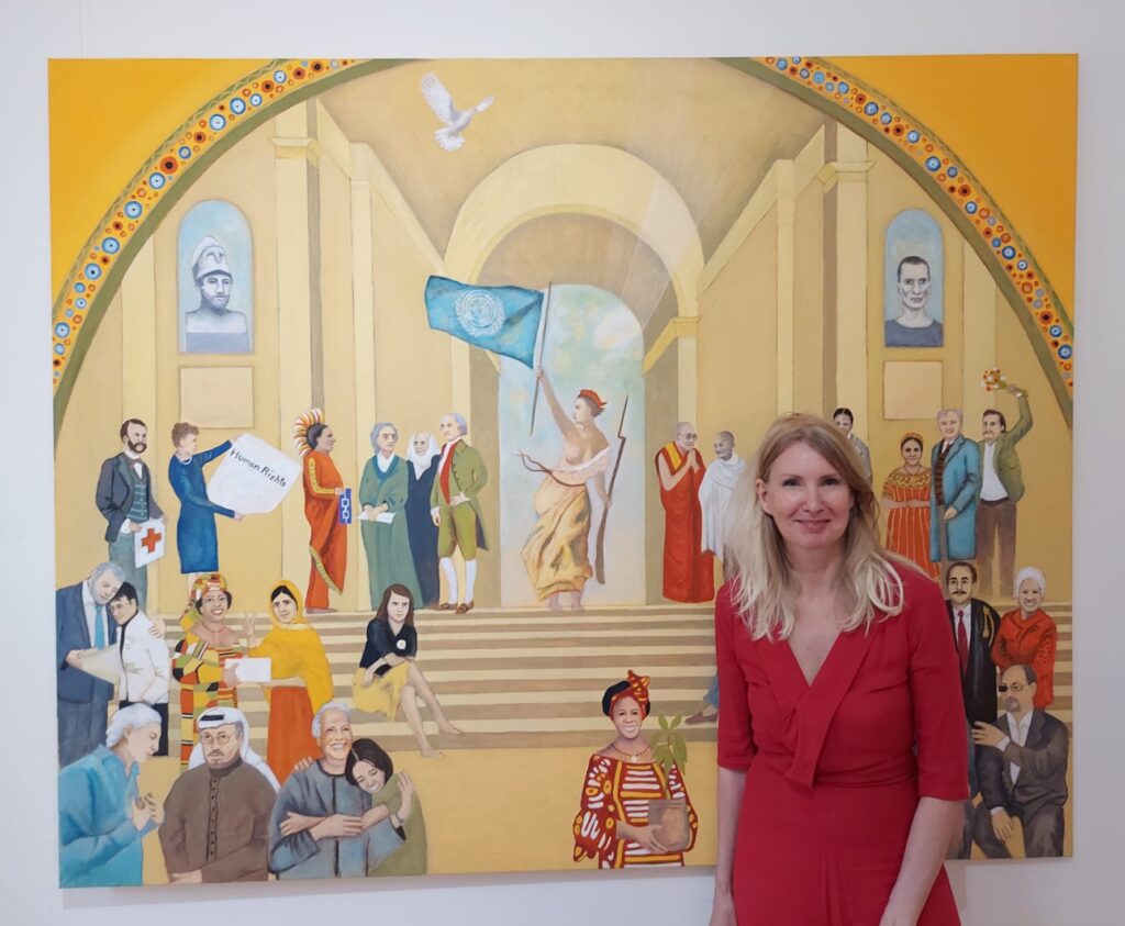 Catarina Chietti vor dem Ölbild 33 Demokraten und Menschenrechtler