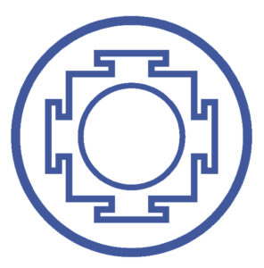 Das Logo des Park Schlamau zeigt einen inneren und einen äußeren blauen Kreis. Dazwischen sieht man eine eckige Linienführung, in der 4 exakt gleiche Strichfolgen angelegt sind. Würde man von oben auf den Pavillon der Stille schauen, so würde man genau dies sehen: eine Kugel in der Mitte und 4 Eingänge von außen.
