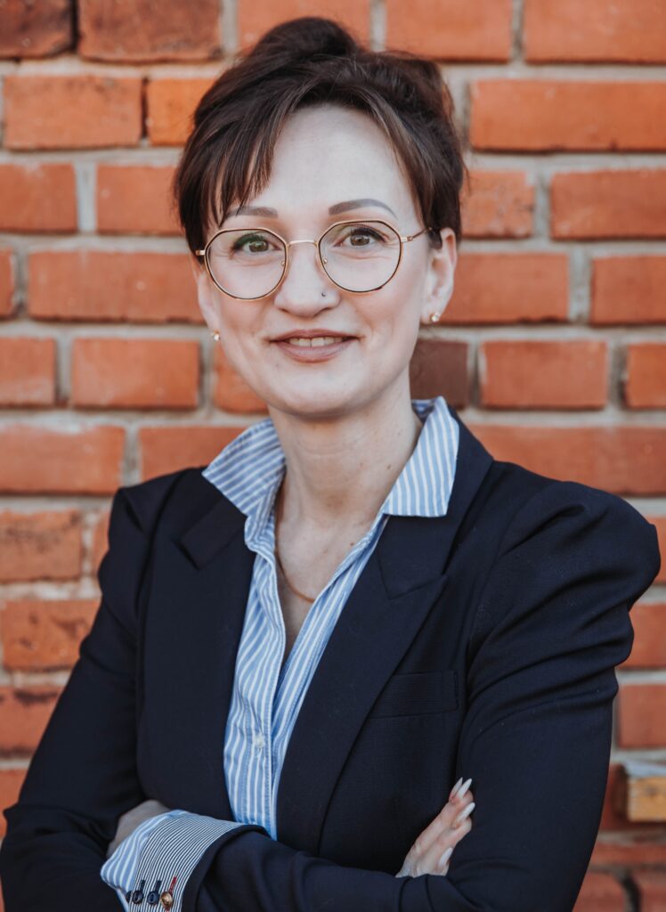 Anne Konstanze Eilzer, Portrait einer Frau mit hochgesteckten Haaren und Brille