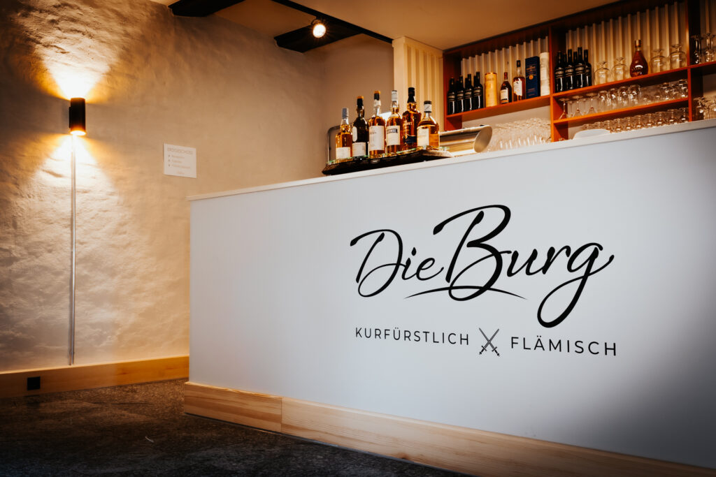 Tresen mit Beschriftung "Die Burg, Kurfürstlich, Flämisch"